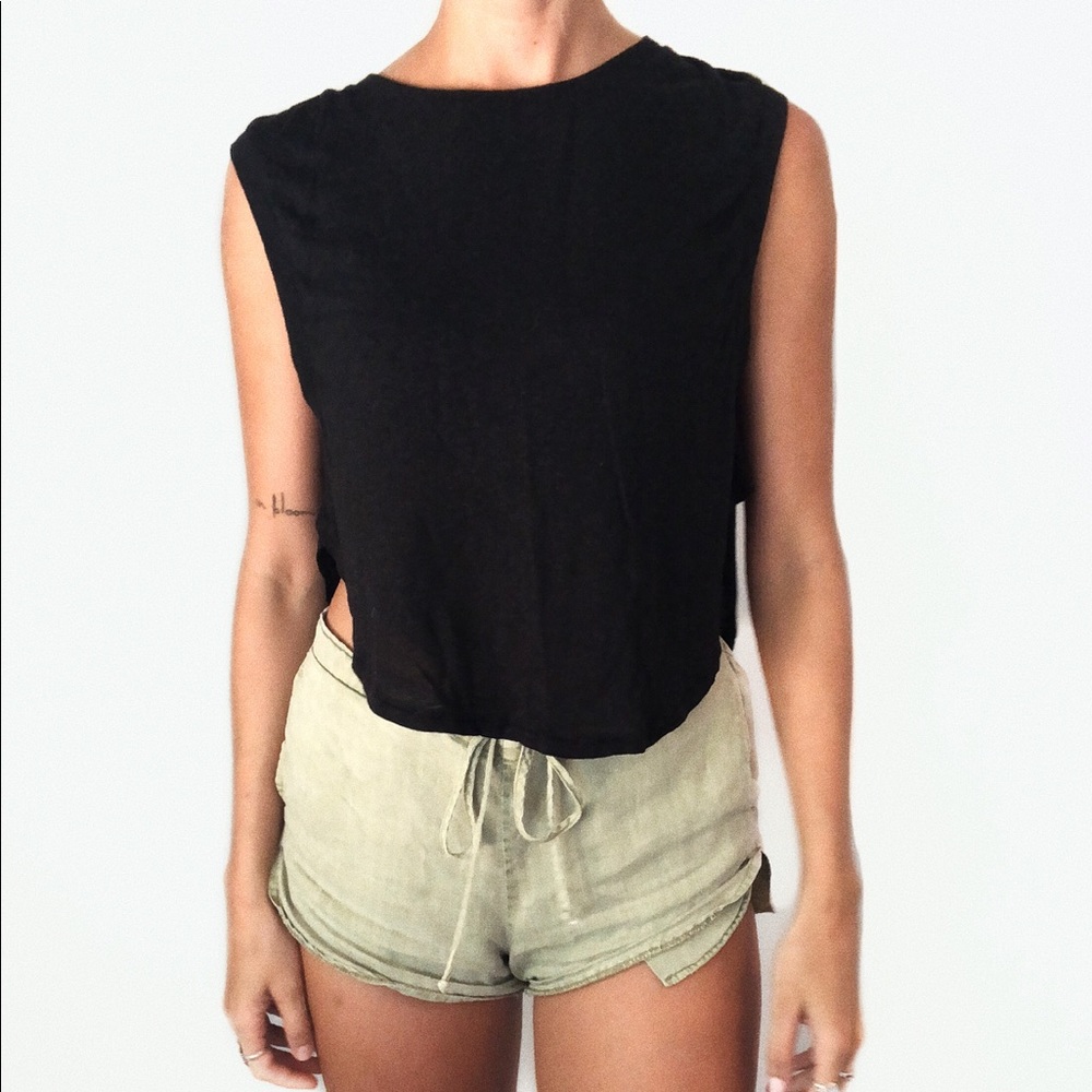 Black side slit tank